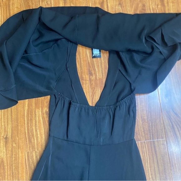 NWT New Nasty Gal Women's Black Deep V Neck Cape Straight Leg Jumpsuit Size 4 - Picture 8 of 16